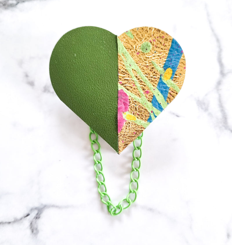 Nouvelle Zealande Chic Brooch - Heart Olive