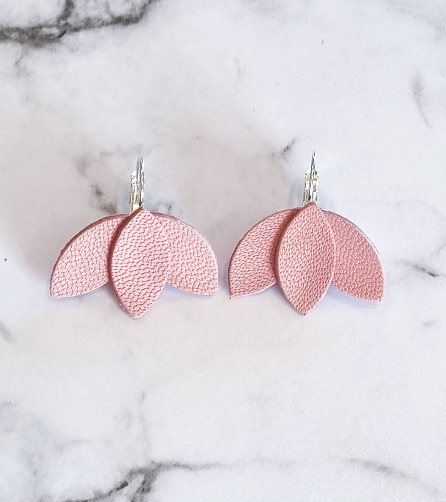 Nouvelle Zealande Chic Earrings - Leaves Pink Silver