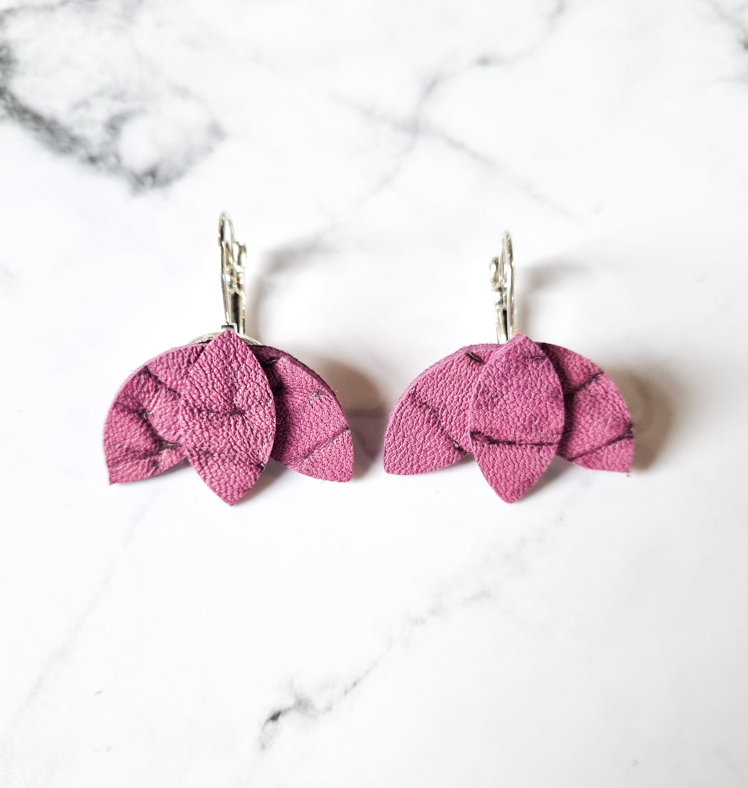 Nouvelle Zealande Chic Earrings - Leaves Hot Pink Silver