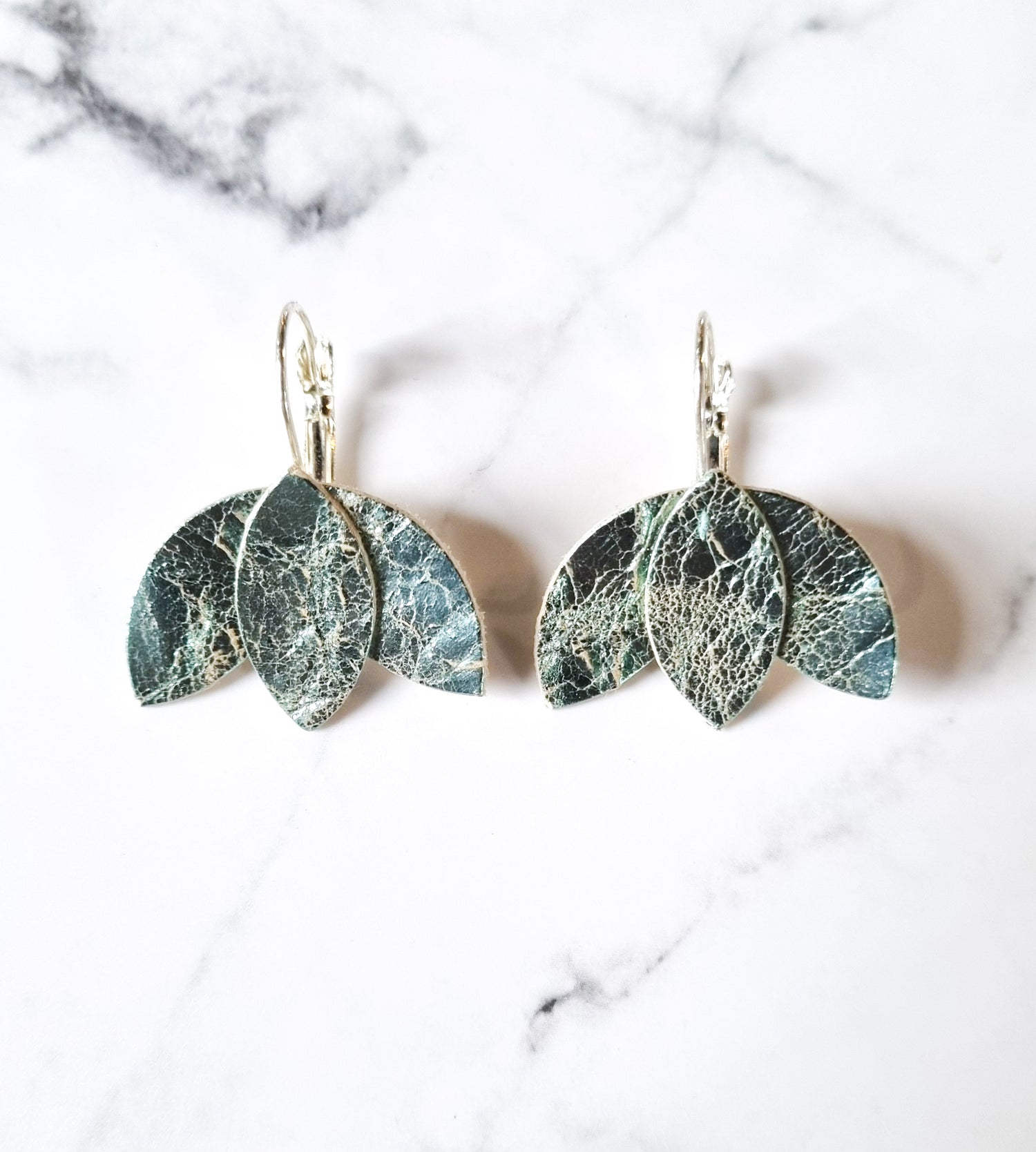 Nouvelle Zealande Chic Earrings - Leaves Aqua Metallic Silver