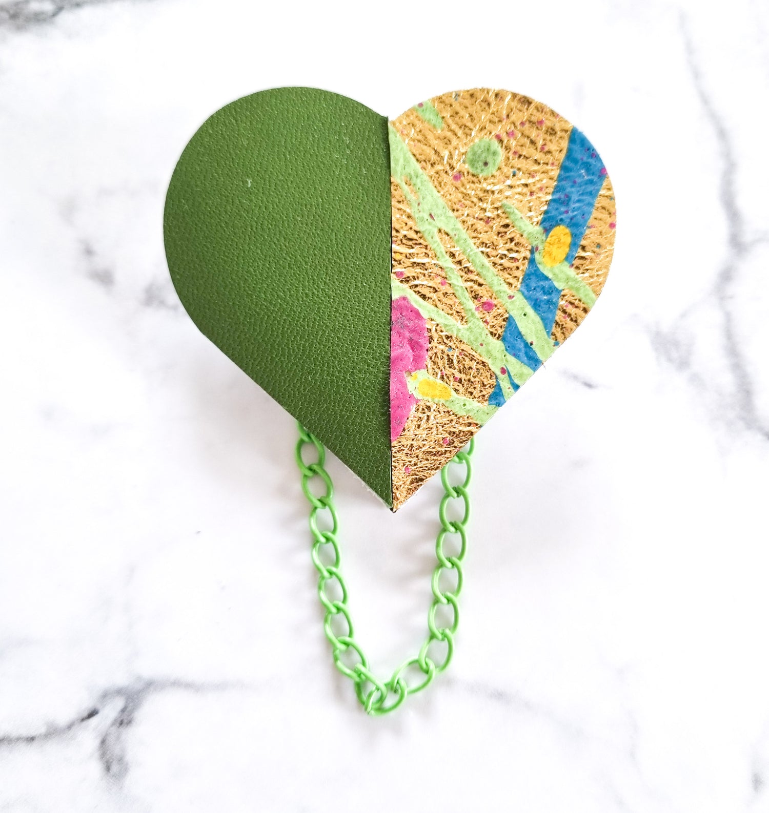 Nouvelle Zealande Chic Brooch - Heart Olive